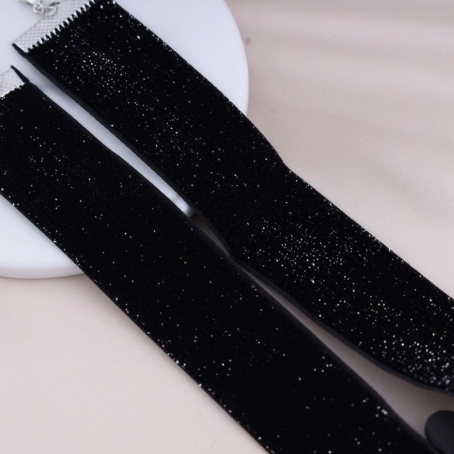 Black Velvet Choker Necklace Goth Balck Spider Dark Neckalce Punk Spider Velvet Suede Neckalce Dark Spider Pendant Necklace Jewelry for Women and Girls Gifts