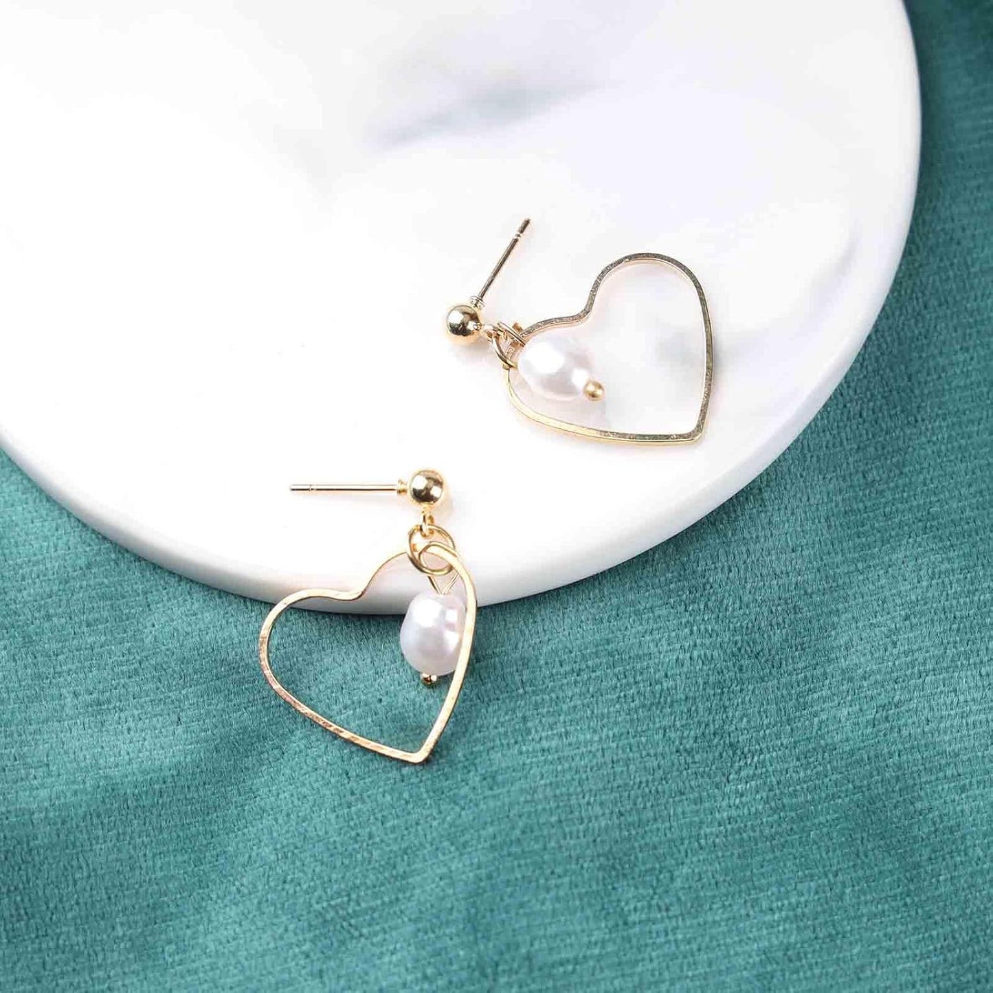 Boho Tiny Pearl Heart Drop Earrings Vintage Gold Hollow Heart Dangle Earrings Statement Faux Pearl Heart Hoop Earrings Jewelry for Women